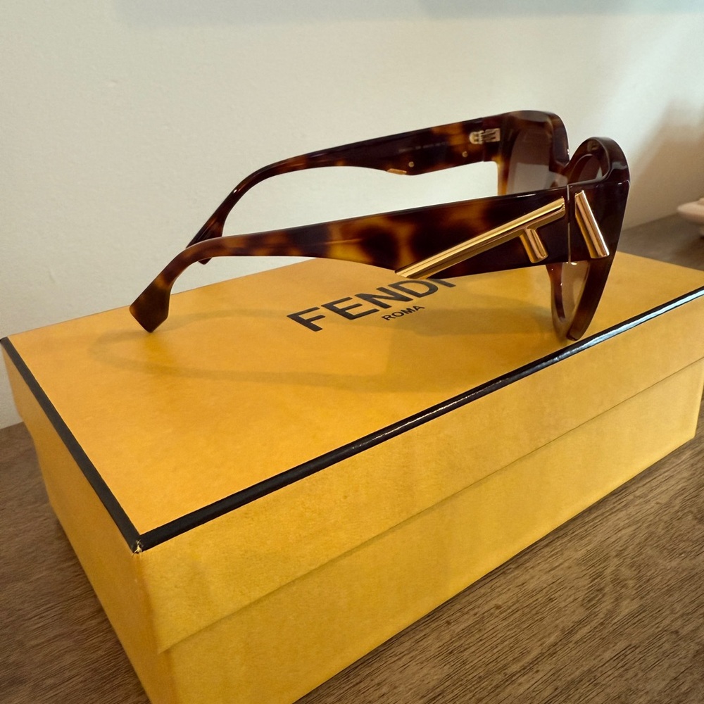 NWOT FENDI First Brown Tortoise Oversized Round Luxury Designer Sunglasses - Picture 3 of 15